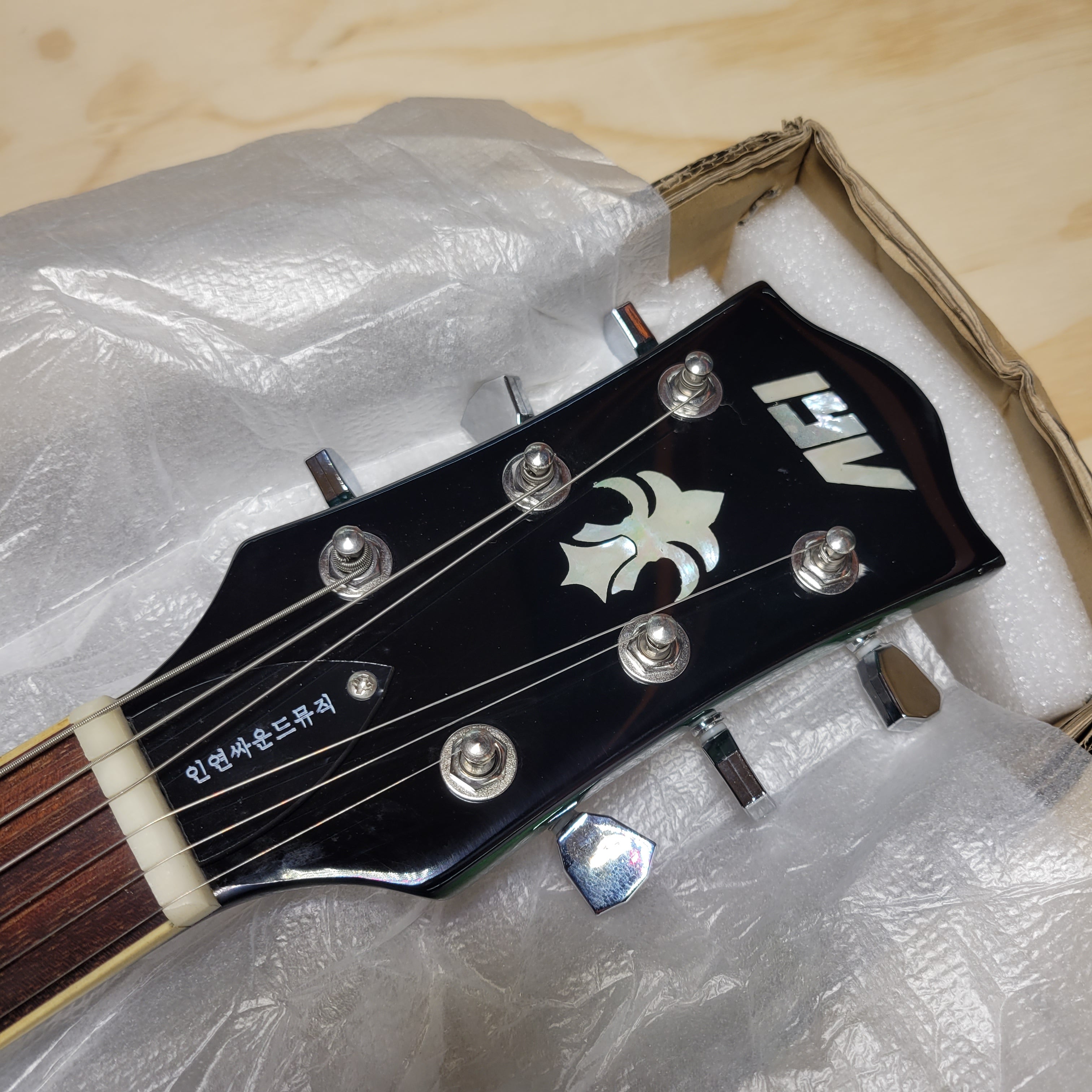 IYV ILS-300 EGR Les Paul Solid-Body Electric Guitar Emerald Green (8052259717358)